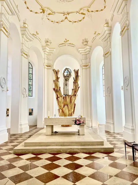 In der frisch sanierten Wallfahrtskirche St. Afra im Felde sind die verschiedenen Epochen nun harmonisch abzulesen: die Skulptur „St. Afra in den Flammen“ von 1964 und die Farbgebung von 1712. 
