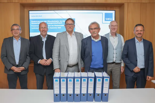(v. l. n. r.) Gerald Eichinger, Erster Bürgermeister Langenneufnach, Landrat Martin Sailer, Ralf Gummersbach, Geschäftsführer der SWU Verkehr GmbH, Peter Ziegelmeier, Erster Bürgermeister Fischach, Josef Böck, Vorsitzender des Staudenbahnschienenweg-Trägervereins und Jürgen Mögele, Erster Bürgermeister von Gessertshausen, mit den Unterlagen, die für das Planfeststellungsverfahren bei der Regierung von Oberbayern eingereicht werden. | Foto: Annemarie Scirtuicchio