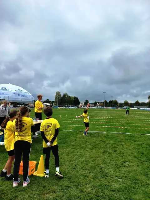 Die U10 beim Schlagwurf. | Foto: H. Finsterer