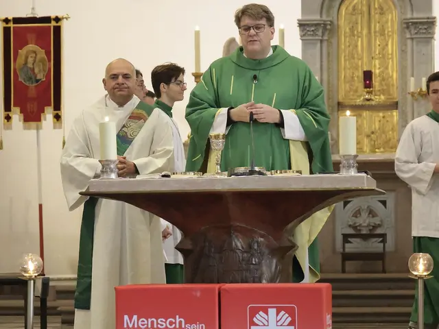 Der Diözesan-Caritasdirektor, Diakon Markus Müller (links), und der Caritas-Pfarrer für das Wittelsbacher Land, Pater Steffen Brühl, während der Eröffnungsmesse der bistumsweiten Caritas-Aktion.  | Foto: Achim Lüders