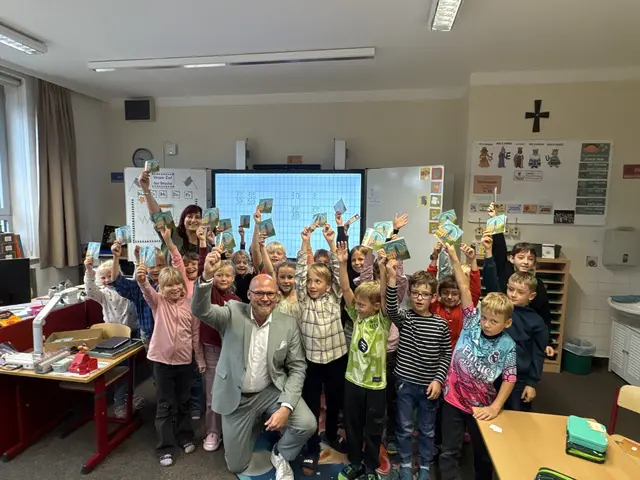 Die Klasse 2a freute sich gemeinsam mit Schulleiterin Margit Ludl über das Minibuch und den Besuch von Staatsminister Dr. Fabian Mehring

Information: Von allen abgebildeten Kindern liegen die Einverständniserklärungen der Erziehungsberechtigten zur Verwendung des Fotos vor
 | Foto: Michaela Meier