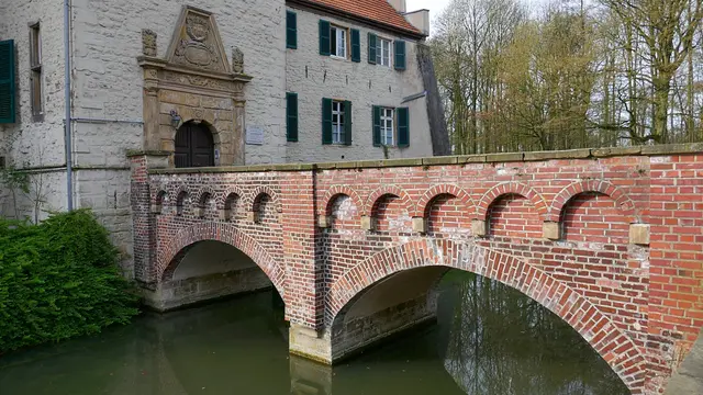 Brücke zum Haus Dellwig in Dortmund