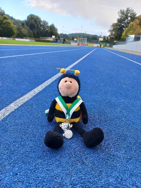 Biene Lilli, das Maskottchen der U10 war auch wieder als Glücksbringer mit am Start.  | Foto: Nicole Scheich