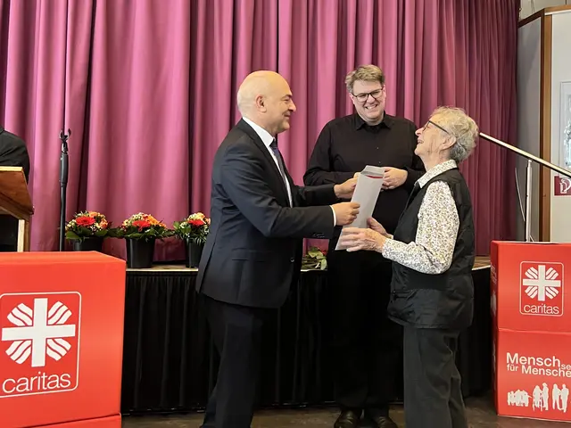 Diözesan-Caritas-Direktor Markus Müller und der Caritas-Pfarrer für das Wittelsbacher Land, P. Steffen Brühl, ehren Ursula Witte, die das, wofür die Caritas steht, seit Jahrzehnten lebt: Dienst am Nächsten aus Liebe.  | Foto: Sabine Tyroller