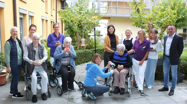 Kathrin Lichtenauer (Bildmitte knieend) übergab Jürgen M. Werner (rechts), den Bewohnern und dem Pflegpersonal, die Futterstation für die Senioreneinrichtung Haus St. Martha in Meitingen. | Foto: Peter Heider