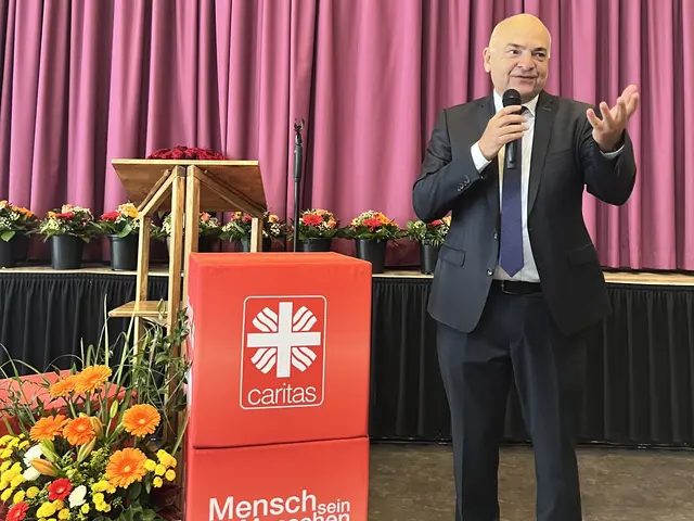Diözesan-Caritas-Direktor Markus Müller bedankt sich bei den ehrenamtlich Engagierten. | Foto: Sabine Tyroller 