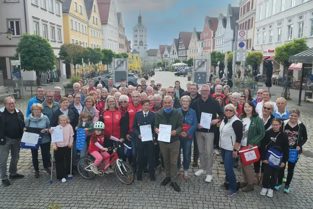 Oberbürgermeister Gerhard Jauernig zeichnete die Gewinner des Stadtradelns 2025 in Günzburg aus. | Foto: Annalena Riß/ Stadt Günzburg