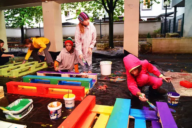 Die Beete sind mit heimischen Pflanzen und Stauden bestückt, die das ganze Jahr über Lebensraum und Nahrung für Tiere bieten und so Artenvielfalt fördern. | Foto: swa / Thomas Hosemann