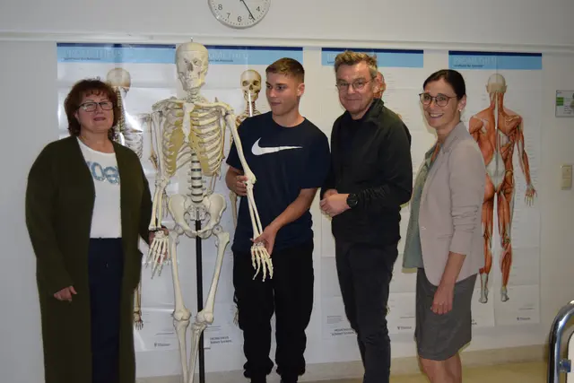 Zwei von insgesamt rund fünfzig neuen Schülerinnen und Schüler, die in diesem Ausbildungsjahr in der Berufsfachschule für Pflege und Altenpflegehilfe in Wertingen die Pflege von Grund auf lernen: (von links) Eine Pflegefachhelferin, die sich zur Pflegefachkraft weiterbilden will, Camelia Manolachi, Schulanfänger Anthony Fiedler und Ausbilder Günther Schneider sowie Schulleiterin Angelika Wolf. | Foto: Ulrike Hauke