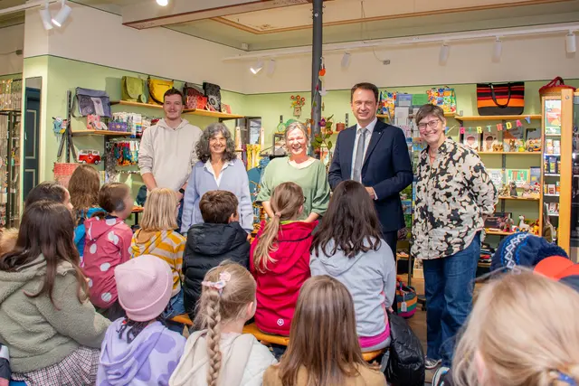 Von links: Yannick Rott, Sabine Thiel, Steffi Schadl, Oberbürgermeister Frank Kunz, Beate Bauer  | Foto: Andreas Albert - Stadt Dillingen 