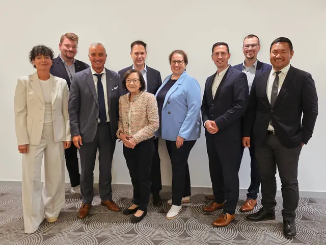 Starkes Netzwerk für Günzburg (von links): Angela Baur, Interims-Citymanagerin, Vincent Nusser, Mitglied des Vorstandes, Oberbürgermeister Gerhard Jauernig, Ursula Seitz, Matthias Vogel, Eva Heißwolf, Florian Jehle, Philipp Hutter, alle Mitglieder des Vorstandes sowie Kassenprüfer An Minh Pham | Foto: Agentur BAUR / Cityinitiative Günzburg e.V.