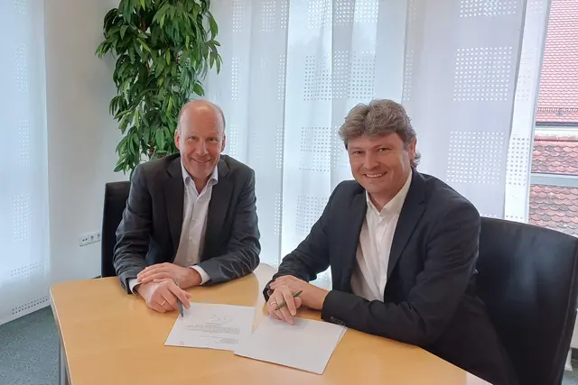 Landrat Martin Sailer (links) und Meitingens Erster Bürgermeister Dr. Michael Higl bei der Unterzeichnung des Notarvertrags.
 | Foto: Daniela Bravi