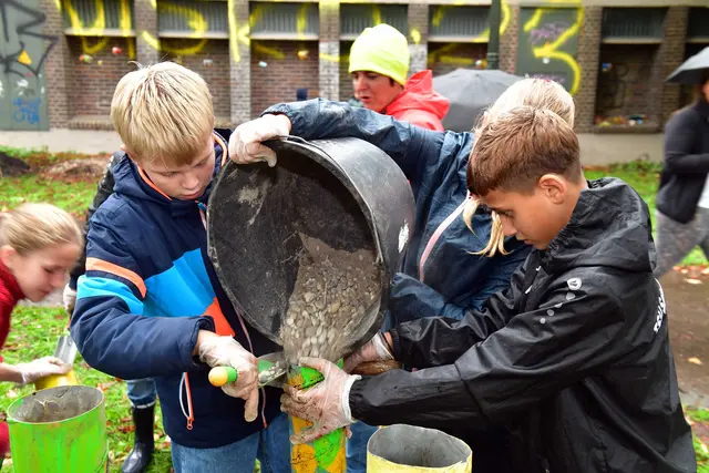 Die Schülerinnen und Schüler der Realschule St. Ursula haben ihre Hochbeete am Vogeltor aus dem swa Urban Gardening Projekt nach sechs Jahren ausgetauscht. | Foto: swa / Thomas Hosemann