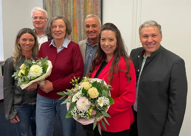 Silvia Schmidt (Zweite von rechts) und Inge Geprägs (Mitte) sind die neuen Konrektorinnen der Grundschule „Auf der Bleiche“ bzw. der Grundschule in Reisensburg. Über ihren Dienstantritt freuen sich (von rechts) Markus Mayer (Staatliches Schulamt), Oberbürgermeister Gerhard Jauernig, Robert Kaifer (Staatliches Schulamt) und Christiane Futterer (Schulbeauftragte der Stadt Günzburg). | Foto: Foto: Michael Lindner/ Stadt Günzburg