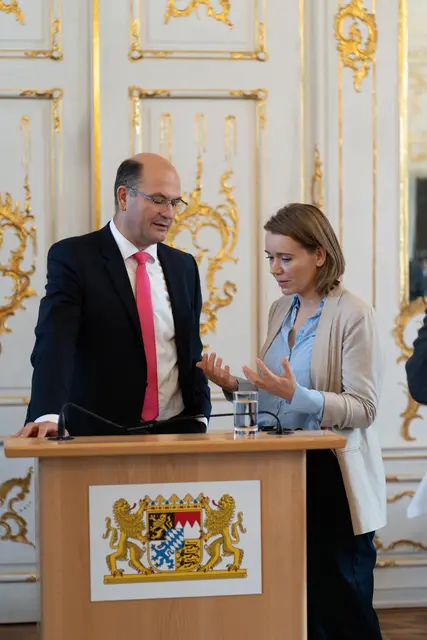 Landtagsabgeordnete Jenny Schack im Gespräch mit Staatsminister Füracker | Foto: Büro Jenny Schack