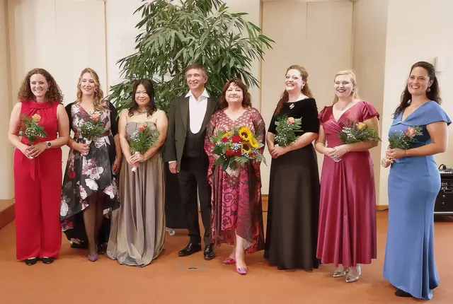 Nach der gelungenen Matinée stellten sich die Mitwirkenden zum Erinnerungsfoto. (v. l.) Ilme Stahnke, Ana Gvozdenović, Yuko Tsuchiya, Pianist Stellario Fagone, Elena Pankratova, Julia Heiler, Annika Egert und Eva Maria Summerer