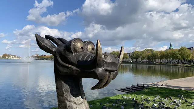 Mit riesigen Kulleraugen beobachtet der freundliche Bronzedrache die Passanten am Pfaffenteich. Foto: Helmut Kuzina