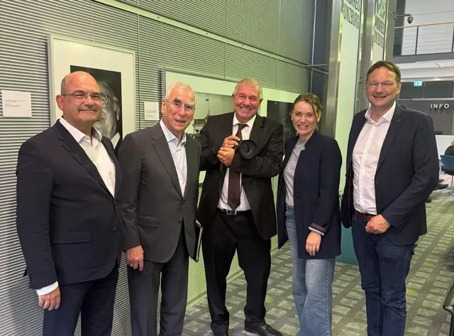 Markus Schick, Staatssekretär im Bundesministerium für Landwirtschaft, Ernährung und Heimat, Bundesminister a. D. Dr. Theo Waigel, Fotograf Daniel Biskup, Landtagsabgeordnete Jenny Schack und Landrat Hans Reichhart (von links) bei der Eröffnung der Fotoausstellung. | Foto:  Foto: Simon Paintner-Frei/ Landratsamt Günzburg 
