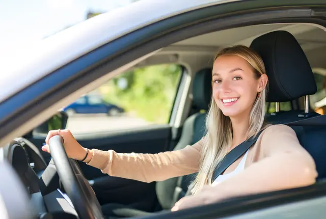 Versicherte sollten überprüfen, ob ihre private Haftpflicht Schäden an geliehenen oder gemieteten Fahrzeugen abdeckt. | Foto: djd-k/DEVK/Louis-Photo - stock.adobe.com