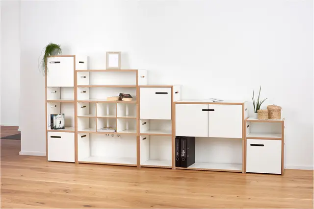 "Hochstapler" lautet der Name für das horizontal und vertikal beliebig erweiterbare und umweltfreundlich hergestellte Regalsystem. Die markant ausgefrästen Seiten geben ihm sein unverwechselbares Aussehen, dienen aber vor allem dem Verbund der Segmente untereinander. | Foto: djd-k/Tojo Möbel/Lukas Breusch