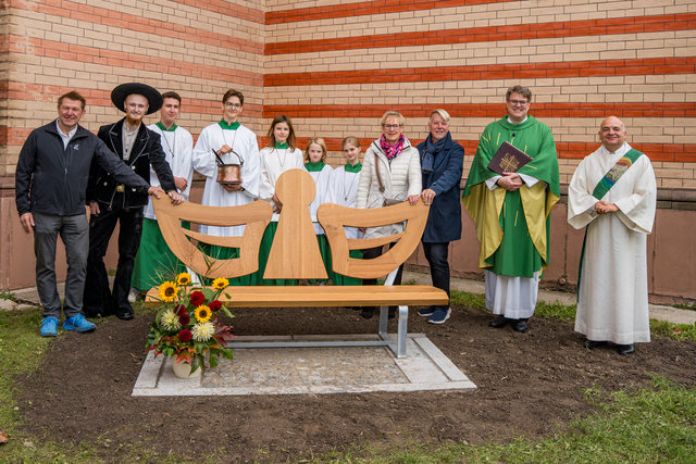 Segnung der Engelsbank auf dem Friedberger Kirchplatz - Handwerker, Ideengeben, und die Priesterschaft freuen sich. Im Bild v. links: Thomas Sedlmeyr und Mitarbeiter (Schreinerarbeit) Ministranzen der Stadtpfarrkirche Friedberg, Margit Lucchesi (Ideengeberin), Robert Höck (Metallbau), Stadtpferrer Steffen Brühl, Diakon Markus Müller  | Foto: FSeventfoto
