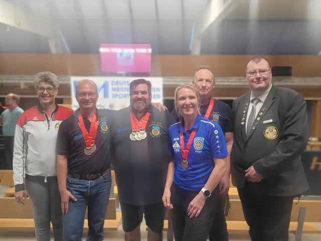 Die Dietesheimer Medaillengewinner zusammen mit Präsidentin und Vizepräsidenten des hessischen Schützenverbandes.
v.l.n.r. Tanja Frank (Präsidentin) Dr. Thomas Lippok, Timo Zindel, Peggy Baier, Thomas Grein, Markus Weber (Vizepräsident)