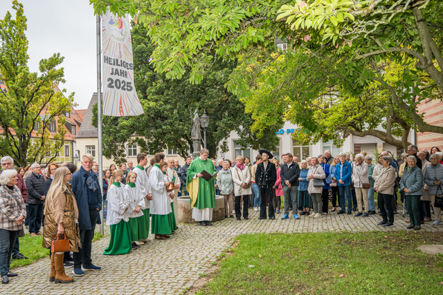 Segnung der Engelsbank auf dem Friedberger Kirchplatz - In der Begleitung zahlreicher Kirchenbesucher segnete Stadtpfarrer Pater Steffen Brühl nach der hl. Messe die Bank. | Foto: FSeventfoto