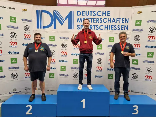 Einzelwertung Herrenklasse II (41 - 50 Jahre) Timo Zindel erhält seine zweite Einzelmedaille, Silber mit der Pistole 9 mm. 