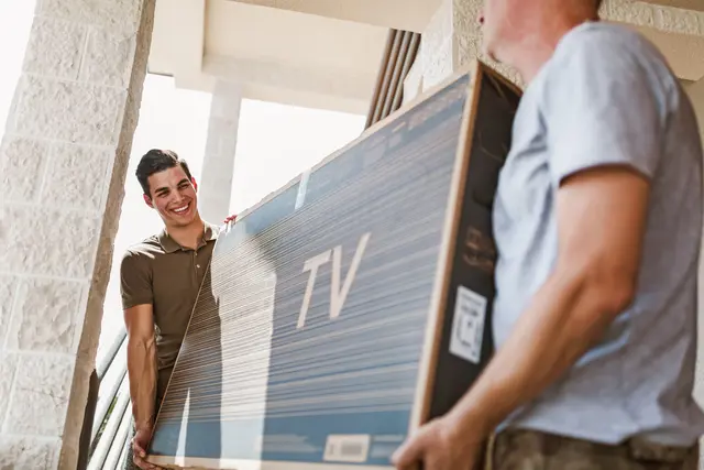 Damit Freundschaftsdienste ohne Risiko bleiben: Eine gute Privathaftpflicht übernimmt Schäden bei Gefälligkeitsdiensten. | Foto: djd-k/DEVK/Mediteraneo - stock.adobe.com