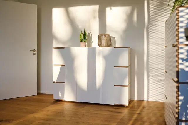 Das puristische, umweltfreundlich produzierte Sideboard ist in neun verschiedenen Größen erhältlich. Es übersteht jeden Umzug und wird damit zum langlebigen Wegbegleiter – ob im Wohn-, Ess- oder Arbeitszimmer. | Foto: djd-k/Tojo Möbel/Lukas Breusch