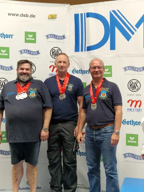 Die zweite Silbermedaille des Tages für die Mannschaft Pistole .45 ACP mit den Schützen Timo Zindel, Thomas Grein und Dr. Thomas Lippok v.l.n.r.