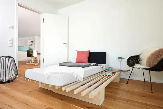 Das für die Herstellung des Schlafzimmermöbels verwendete Holz stammt aus nachhaltiger Waldbewirtschaftung.
 | Foto: djd-k/Tojo Möbel/Lukas Breusch