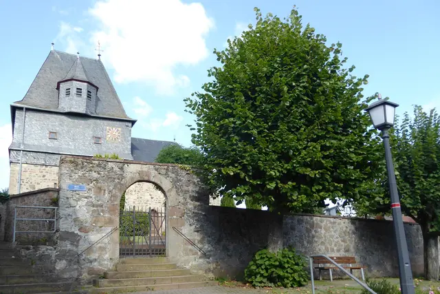 Der Zugang zur evangelischen Kirche.