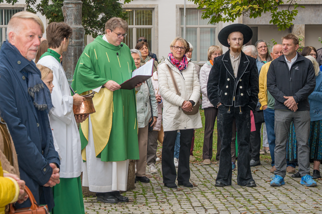 Segnung der Engelsbank auf dem Friedberger Kirchplatz - In der Begleitung zahlreicher Kirchenbesucher segnete Stadtpfarrer Pater Steffen Brühl nach der hl. Messe die Bank. | Foto: FSeventfoto