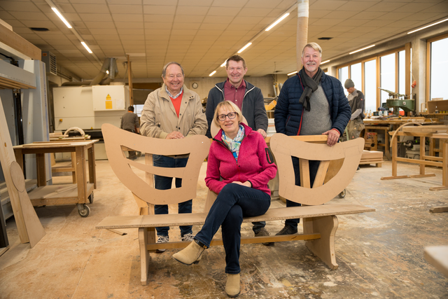 Engelsbank auf dem Friedberger Kirchplatz - Archivbilder von der Konstruktion und Fertigung. Im Bild: Margit Lucchesi (vorne), Robert Höck, Thomas Sedlmeyr, Franz Reißner (v.r.) | Foto: FSeventfoto