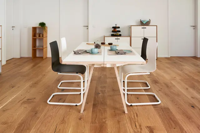 Der Tisch wird mit lediglich acht Schrauben zusammengebaut. Dank der zweigeteilten Tischplatte kann er platzsparend transportiert oder gelagert werden. Das schlichte Design des Tisches mit seinen markanten Tischbeinen fügt sich in die verschiedensten Stilrichtungen und Räumlichkeiten ein. | Foto: djd-k/Tojo Möbel/Lukas Breusch