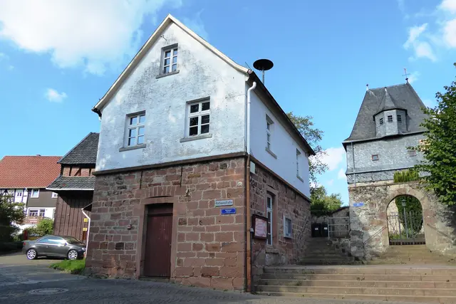 Im historischen Ortskern: das Rathaus und die Kirche.
