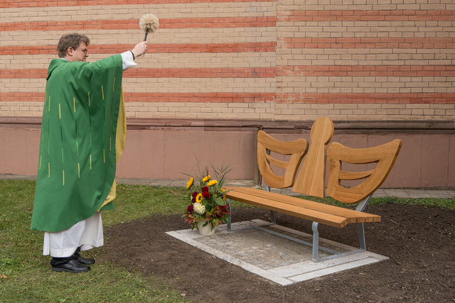 Stadtpfarrer Pater Steffen Brühl segnet die neue Engelsbank auf dem Friedberger Kirchplatz | Foto: FSeventfoto