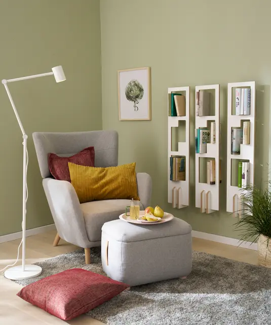 Ob alleine oder nebeneinander platziert: Das moderne, umweltfreundlich produzierte Wandregal im Hintergrund ist ein Blickfang in jedem Wohnzimmer. Mit einer Breite von nur 25 cm ist es auch ideal für schmale Wandflächen.
 | Foto: djd-k/Tojo Möbel