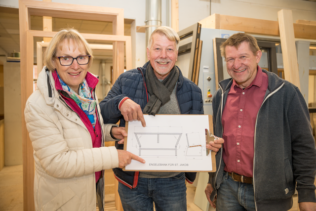 Engelsbank auf dem Friedberger Kirchplatz - Archivbilder von der Konstruktion und Fertigung. Im Bild: Margit Lucchesi, Robert Höck, Thomas Sedlmeyr | Foto: FSeventfoto