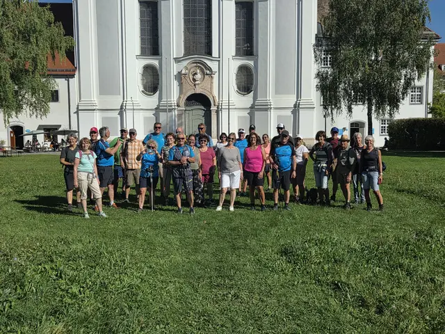Die 28 Teilnehmer der Wanderung zeigten sich vor der Besichtigung des Münsters für ein Gruppenbild.