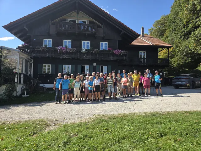 Die Schatzbergalm südlich von Dießen am Ammersee bietet vor allem bei schönem Wetter einen tollen Biergarten mit einem wunderbaren Blick auf die Voralpen.
