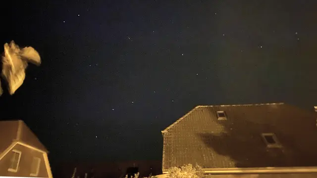 Der Große Wagen nähert sich zwischen den Gebäuden dem Horizont. Foto: Helmut Kuzina