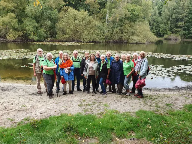 Die Wandergruppe am Seerosenteich