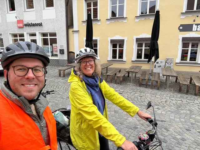 Der Bürgermeisterkandidat und Fraktionsvorsitzende der Grünen im Stadtrat, Egon Stamp (links) und Marion Brülls (rechts) als Stadträtin und  Fraktionsvorsitzende im Kreistag fordern bei einer Demonstration in Friedberg mehr Platz für Fahrräder im Interesse aller Verkehrsteilnehmer*innen | Foto: Egon Stamp