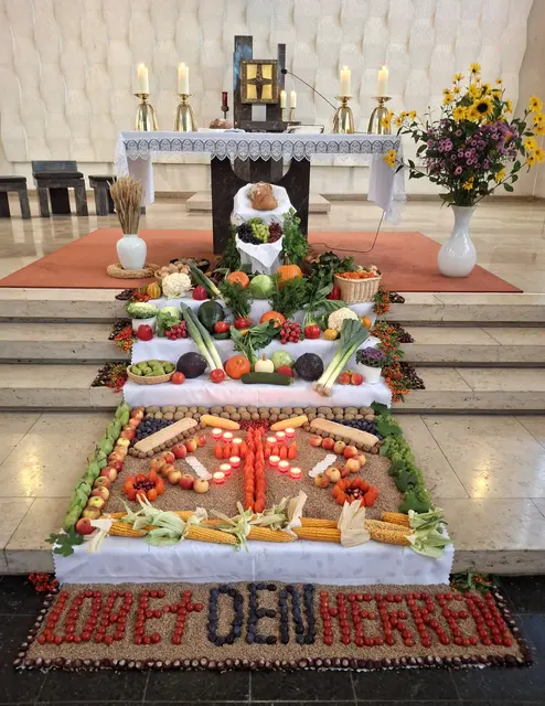 Erntedank-Altar in St. Eugenius.