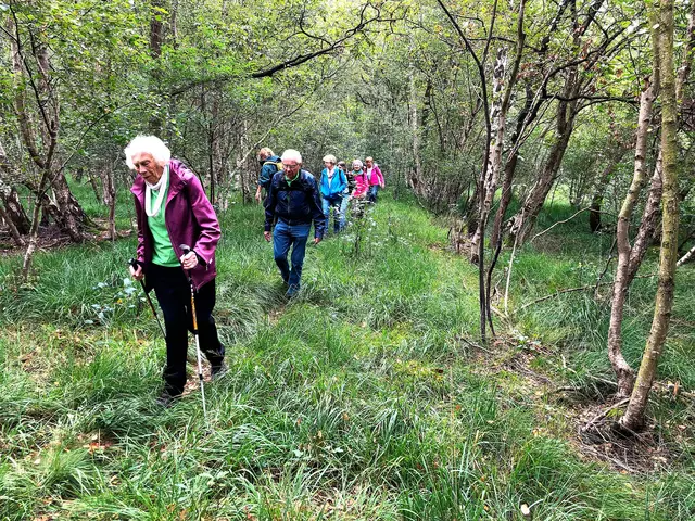 Wandern durch das Naherholungsgebiet um den Altwarmbüchener See.