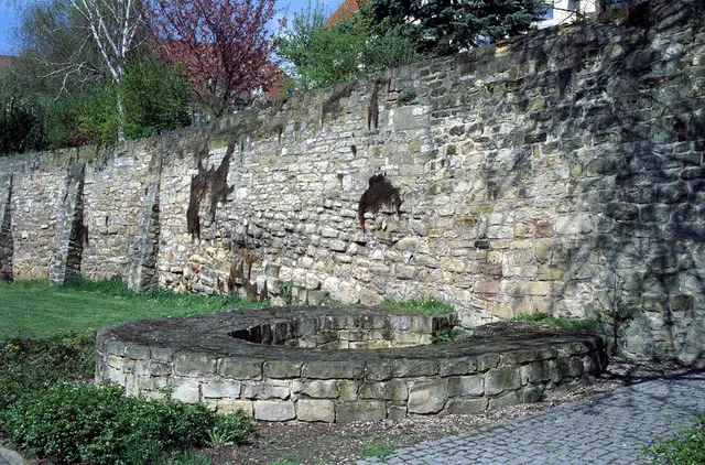 Mauerabschnitt und Rest eines Rundturms der bernwardinischen Domburg