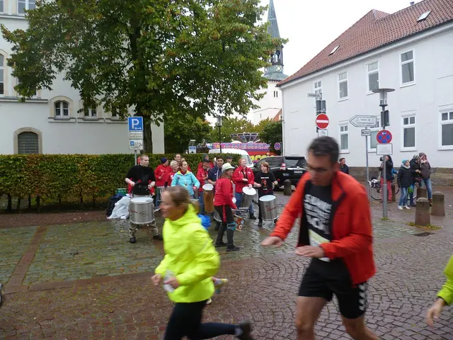 Musiker unterstützen die Athleten und Athletinnen am Spittaplatz mit Musik.
