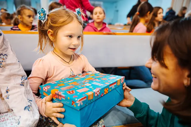 Großes Staunen und Freude bei der Geschenkübergabe in der Ukraine | Foto: Aktion "Weihnachten im Schuhkarton"